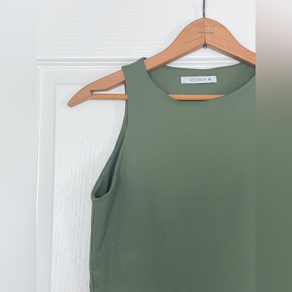 REORIA Sleeveless Halter Neck Double Lined Casual Basic Tank Crop Tops